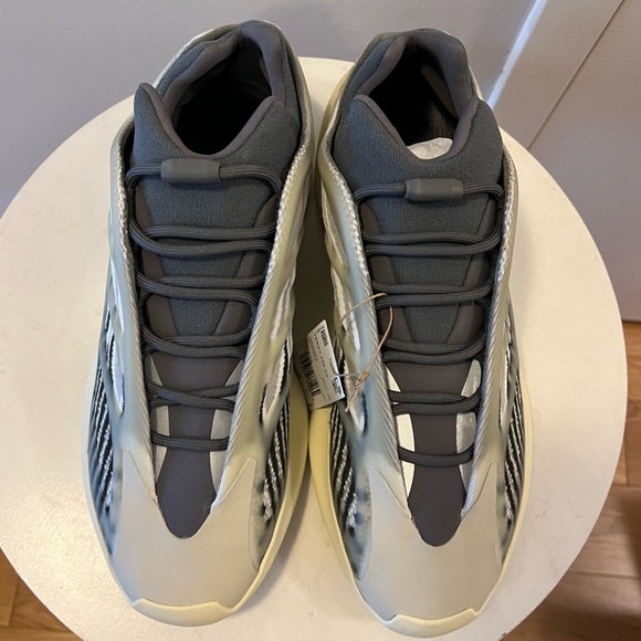 Yeezy 700 V3 Salt- Size 12.5 (Fits like 12) Brand New (Deadstock) - Picture 2 of 8